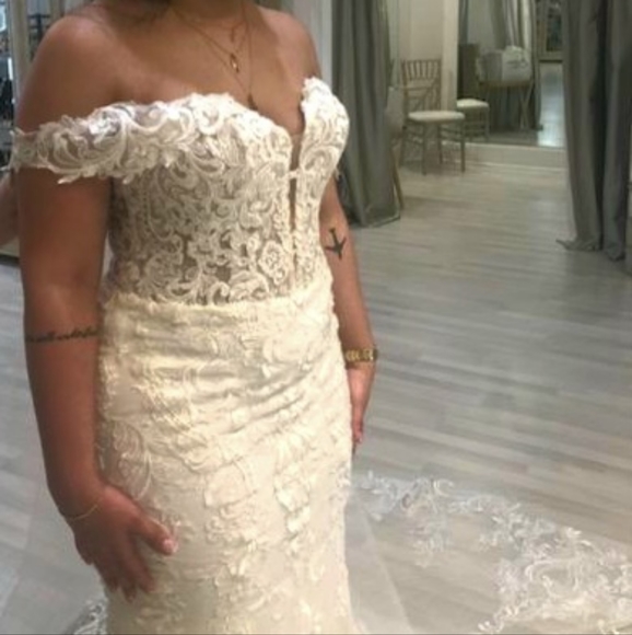 Justin Alexander Signature Wedding Dress with veil and straps. Size 16. - Picture 2 of 4